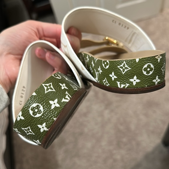 Limited Edition - Louis Vuitton Bom Día Flat Mules in Khaki - Picture 17 of 17